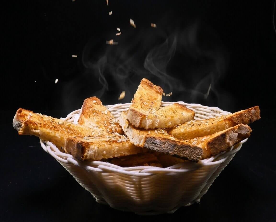 Cesto de Pão Torrado com Manteiga