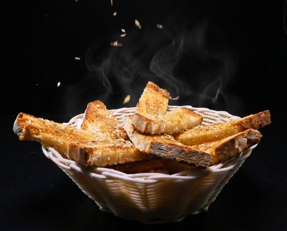 Cesto de Pão Torrado com Manteiga
